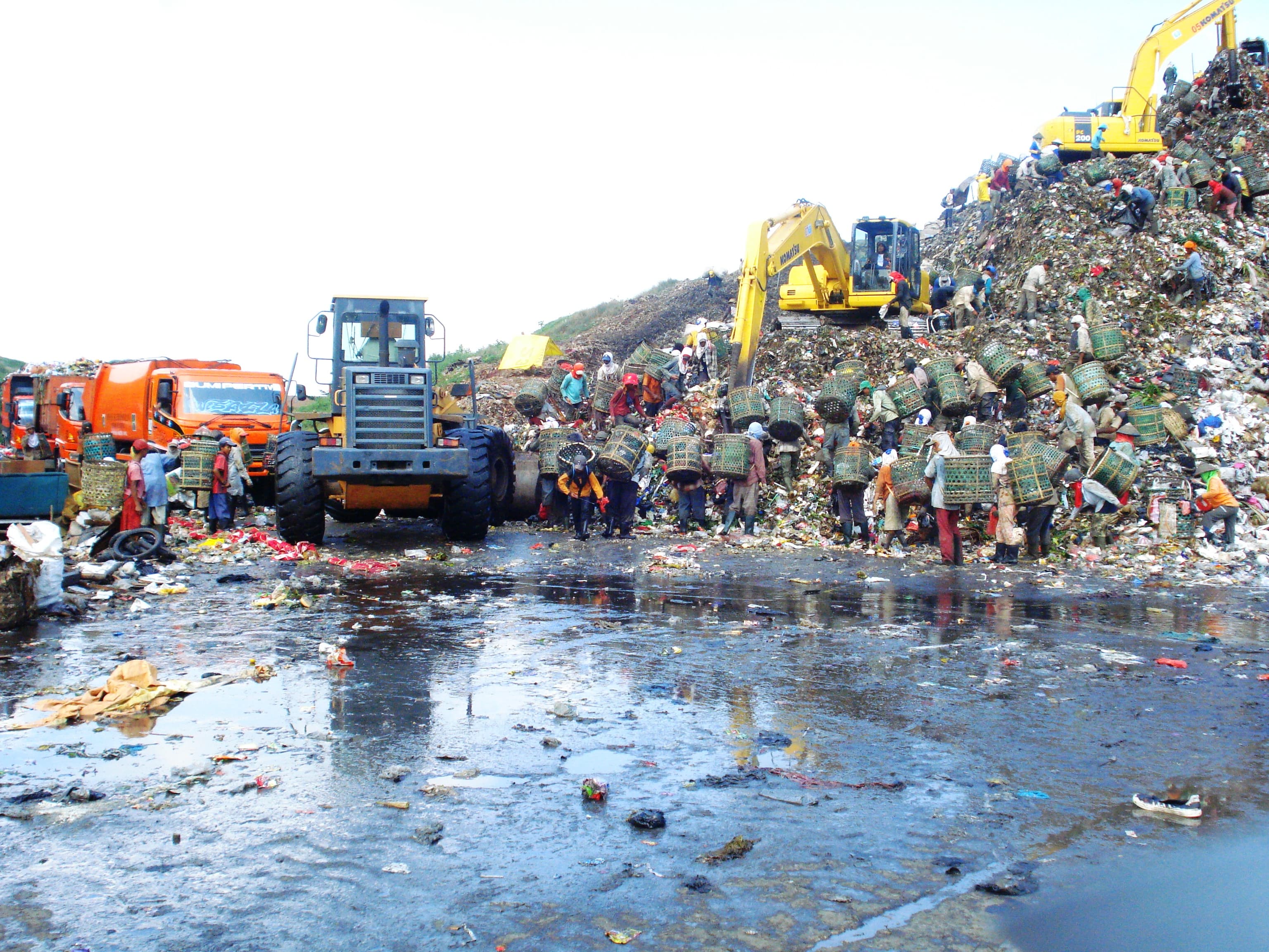 Panorama Tempat Pengolahan Sampah Terpadu (TPST) Bantargebang Bekasi