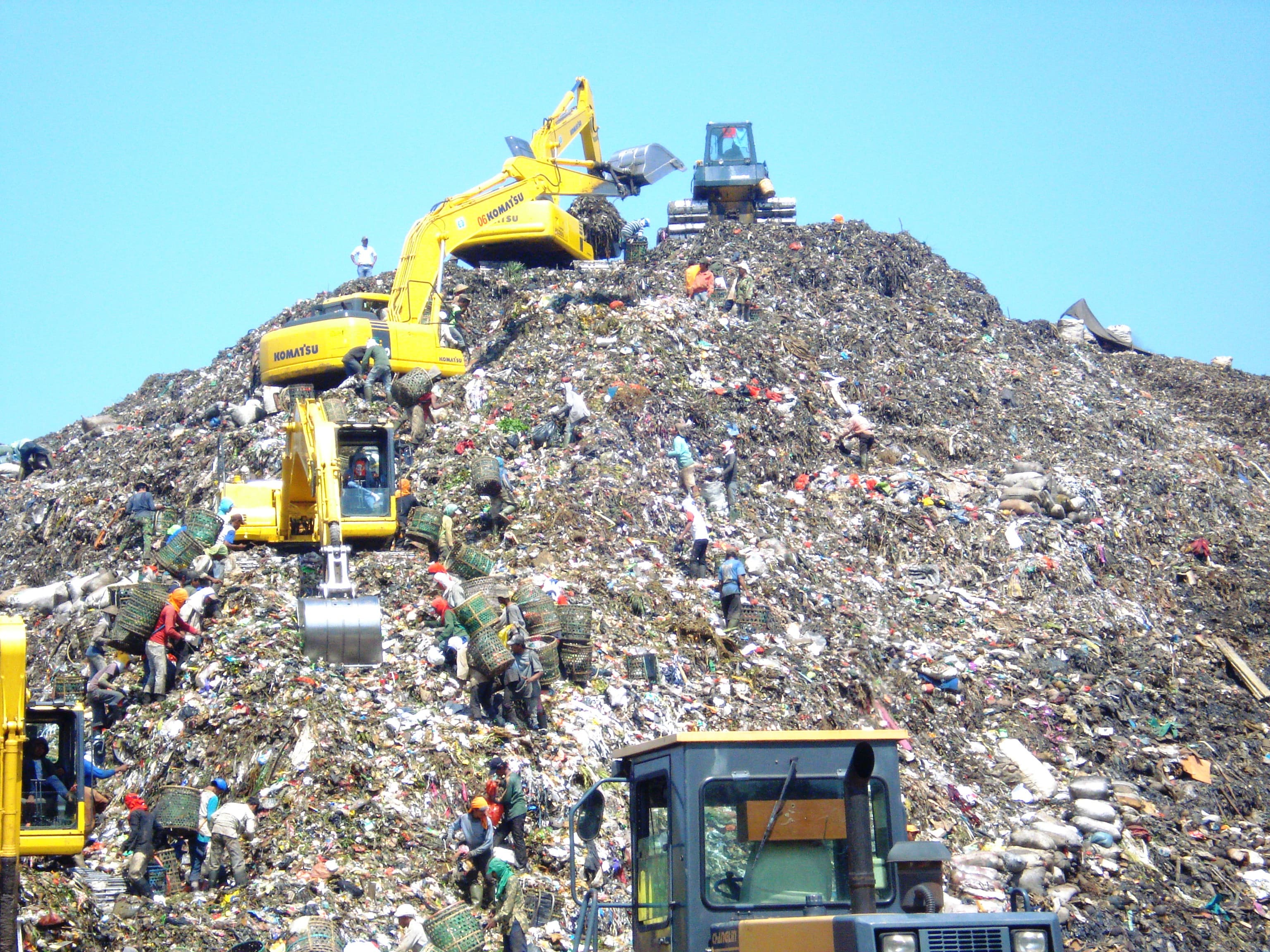 Gunungan sampah raksasa TPST Bantar Gebang dengan ekskavator